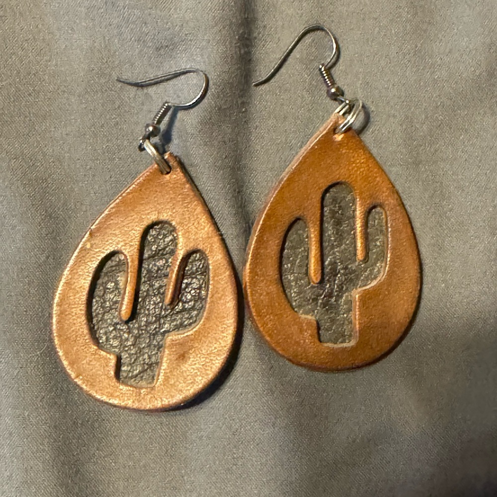 Women’s leather cactus earrings. Like new
